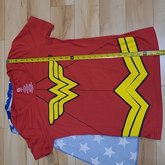 DC Wonder women women's large (fits more like a medium) t-shirt - Picture 5 of 5